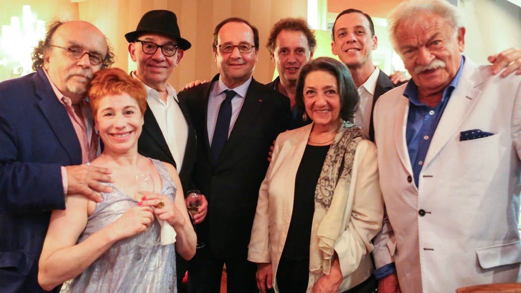 Foto de familia con Jean-Michel Ribes y los argentinos Alejandra Radano, Alfredo Arias, Pablo Reinoso, Alicia Dujovne Ortiz, Marcos Montes y Antonio Segui, alrededor del presidente francés